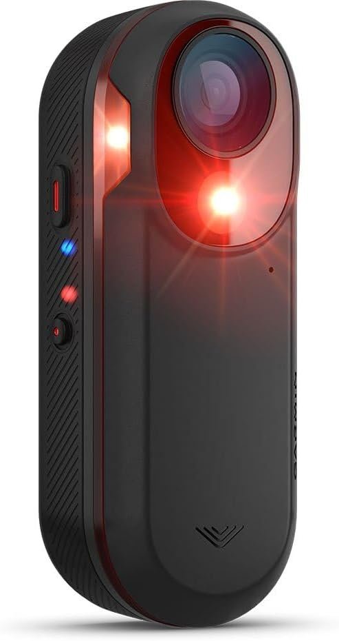 Garmin Varia RCT715 en carretera al anochecer con alerta radar activa